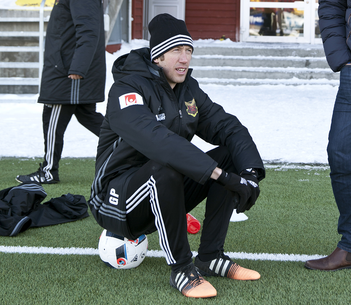 Graham Potter sitter på en boll i Östersund och funderar på hawaiifotboll